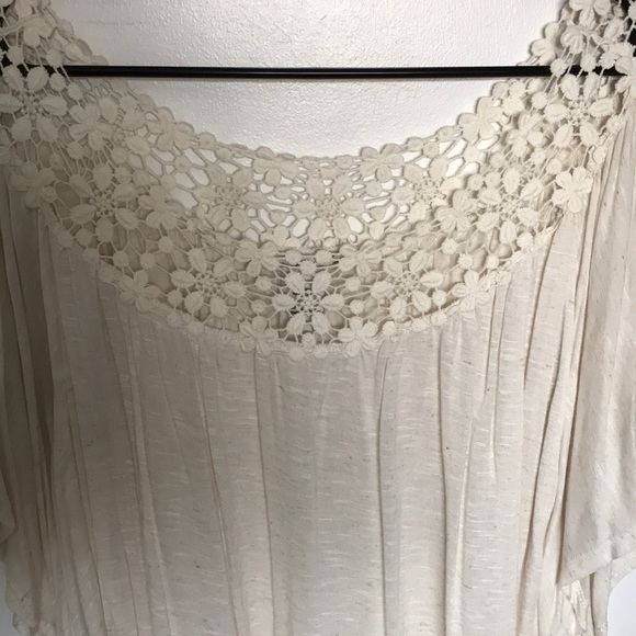 Flowy blouse with floral neckline - Picture 2 of 3